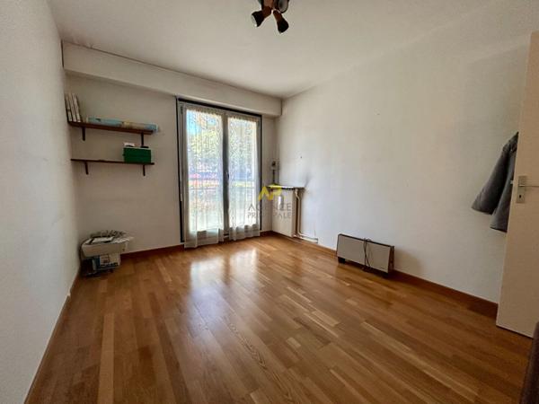 Appartement 5 pièces Les Estérelles Quartier CENTRE VILLE €275 000 ** - Référence 2052