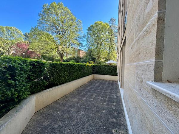 Appartement 5 pièces Les Estérelles Quartier CENTRE VILLE €275 000 ** - Référence 2052