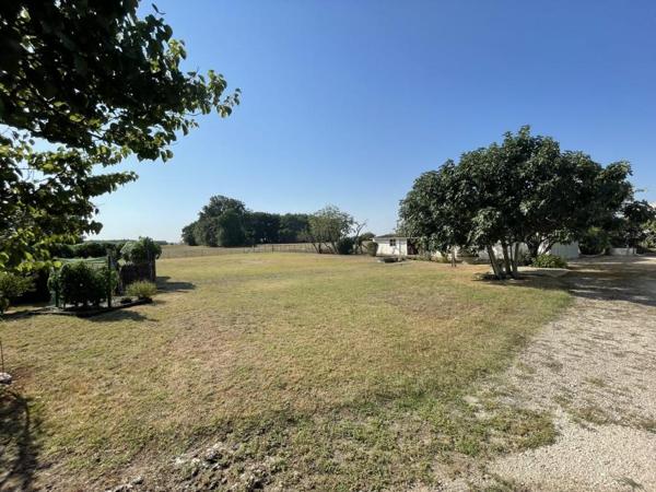 Maison - Royan - Réf.:1157 Propriété avec dépendances - Semussac