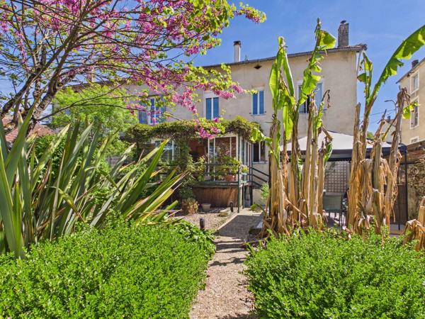 Superbe maison de ville avec jardin au cœur d’Eymet – Bien rare sur le marché