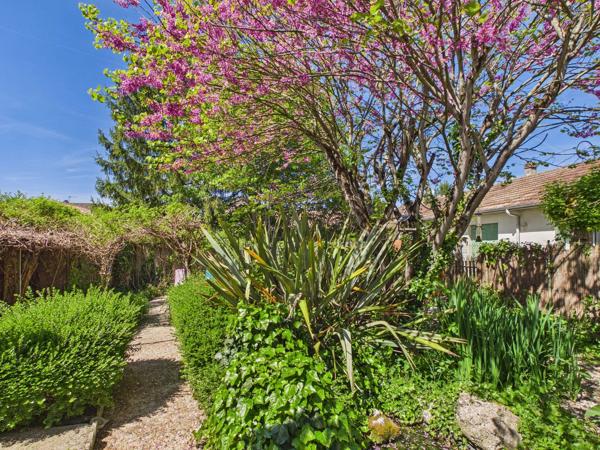 Superbe maison de ville avec jardin au cœur d’Eymet – Bien rare sur le marché