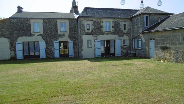 Belle maison avec maison d'amis et piscine