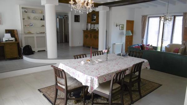 Belle maison avec maison d'amis et piscine