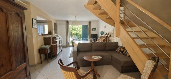 POITIERS – GIBAUDERIE – Une maison pleine de potentiel à découvrir !

Vous recherchez une maison avec jardin et extérieur, dans un environnement résidentiel à Poitiers ?
Cette maison mitoyenne d’environ 88 m² habitables, implantée sur une parcelle de 180 m², pourrait bien retenir votre attention !

Dès l’entrée, vous découvrirez une agréable pièce de vie d’environ 30 m², offrant un bel espace pour partager des moments en famille ou entre amis. La maison dispose également d’une cuisine indépendante, d’une salle d’eau et d’un WC séparé au rez-de-chaussée.

À l’étage, l’espace nuit se compose de trois chambres, dont une avec dressing et une troisième bénéficiant d’un accès direct à un balcon d’environ 7 m². Une seconde salle d’eau complète cet étage.

Des extérieurs appréciables:
L’un des atouts de cette maison réside dans ses différents espaces extérieurs avec un jardin et balcon vous permettront de profiter pleinement des beaux jours.

Un garage, actuellement utilisé comme buanderie, ainsi qu’une place de stationnement extérieure viennent compléter l’ensemble.

🔑 Les + du bien

✔️ Environ 88 m² habitables
✔️ 3 chambres
✔️ Jardin
✔️ Terrasse
✔️ Balcon d’environ 7 m²
✔️ Garage / buanderie
✔️ PVC double vitrage
✔️ Chaudière gaz de ville de 2010
✔️ Fibre optique
✔️ Tout-à-l’égout
✔️ Environnement résidentiel

📞 Vous souhaitez découvrir son potentiel ? Contactez-moi pour obtenir davantage d’informations et organiser une visite.

Belén Pérez Lemes – BSK Immobilier