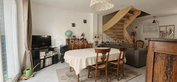 POITIERS – GIBAUDERIE – Une maison pleine de potentiel à découvrir !

Vous recherchez une maison avec jardin et extérieur, dans un environnement résidentiel à Poitiers ?
Cette maison mitoyenne d’environ 88 m² habitables, implantée sur une parcelle de 180 m², pourrait bien retenir votre attention !

Dès l’entrée, vous découvrirez une agréable pièce de vie d’environ 30 m², offrant un bel espace pour partager des moments en famille ou entre amis. La maison dispose également d’une cuisine indépendante, d’une salle d’eau et d’un WC séparé au rez-de-chaussée.

À l’étage, l’espace nuit se compose de trois chambres, dont une avec dressing et une troisième bénéficiant d’un accès direct à un balcon d’environ 7 m². Une seconde salle d’eau complète cet étage.

Des extérieurs appréciables:
L’un des atouts de cette maison réside dans ses différents espaces extérieurs avec un jardin et balcon vous permettront de profiter pleinement des beaux jours.

Un garage, actuellement utilisé comme buanderie, ainsi qu’une place de stationnement extérieure viennent compléter l’ensemble.

🔑 Les + du bien

✔️ Environ 88 m² habitables
✔️ 3 chambres
✔️ Jardin
✔️ Terrasse
✔️ Balcon d’environ 7 m²
✔️ Garage / buanderie
✔️ PVC double vitrage
✔️ Chaudière gaz de ville de 2010
✔️ Fibre optique
✔️ Tout-à-l’égout
✔️ Environnement résidentiel

📞 Vous souhaitez découvrir son potentiel ? Contactez-moi pour obtenir davantage d’informations et organiser une visite.

Belén Pérez Lemes – BSK Immobilier