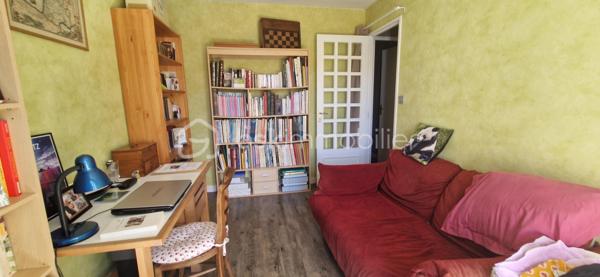 POITIERS – GIBAUDERIE – Une maison pleine de potentiel à découvrir !

Vous recherchez une maison avec jardin et extérieur, dans un environnement résidentiel à Poitiers ?
Cette maison mitoyenne d’environ 88 m² habitables, implantée sur une parcelle de 180 m², pourrait bien retenir votre attention !

Dès l’entrée, vous découvrirez une agréable pièce de vie d’environ 30 m², offrant un bel espace pour partager des moments en famille ou entre amis. La maison dispose également d’une cuisine indépendante, d’une salle d’eau et d’un WC séparé au rez-de-chaussée.

À l’étage, l’espace nuit se compose de trois chambres, dont une avec dressing et une troisième bénéficiant d’un accès direct à un balcon d’environ 7 m². Une seconde salle d’eau complète cet étage.

Des extérieurs appréciables:
L’un des atouts de cette maison réside dans ses différents espaces extérieurs avec un jardin et balcon vous permettront de profiter pleinement des beaux jours.

Un garage, actuellement utilisé comme buanderie, ainsi qu’une place de stationnement extérieure viennent compléter l’ensemble.

🔑 Les + du bien

✔️ Environ 88 m² habitables
✔️ 3 chambres
✔️ Jardin
✔️ Terrasse
✔️ Balcon d’environ 7 m²
✔️ Garage / buanderie
✔️ PVC double vitrage
✔️ Chaudière gaz de ville de 2010
✔️ Fibre optique
✔️ Tout-à-l’égout
✔️ Environnement résidentiel

📞 Vous souhaitez découvrir son potentiel ? Contactez-moi pour obtenir davantage d’informations et organiser une visite.

Belén Pérez Lemes – BSK Immobilier
