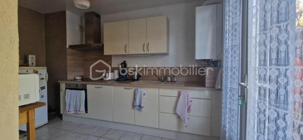 POITIERS – GIBAUDERIE – Une maison pleine de potentiel à découvrir !

Vous recherchez une maison avec jardin et extérieur, dans un environnement résidentiel à Poitiers ?
Cette maison mitoyenne d’environ 88 m² habitables, implantée sur une parcelle de 180 m², pourrait bien retenir votre attention !

Dès l’entrée, vous découvrirez une agréable pièce de vie d’environ 30 m², offrant un bel espace pour partager des moments en famille ou entre amis. La maison dispose également d’une cuisine indépendante, d’une salle d’eau et d’un WC séparé au rez-de-chaussée.

À l’étage, l’espace nuit se compose de trois chambres, dont une avec dressing et une troisième bénéficiant d’un accès direct à un balcon d’environ 7 m². Une seconde salle d’eau complète cet étage.

Des extérieurs appréciables:
L’un des atouts de cette maison réside dans ses différents espaces extérieurs avec un jardin et balcon vous permettront de profiter pleinement des beaux jours.

Un garage, actuellement utilisé comme buanderie, ainsi qu’une place de stationnement extérieure viennent compléter l’ensemble.

🔑 Les + du bien

✔️ Environ 88 m² habitables
✔️ 3 chambres
✔️ Jardin
✔️ Terrasse
✔️ Balcon d’environ 7 m²
✔️ Garage / buanderie
✔️ PVC double vitrage
✔️ Chaudière gaz de ville de 2010
✔️ Fibre optique
✔️ Tout-à-l’égout
✔️ Environnement résidentiel

📞 Vous souhaitez découvrir son potentiel ? Contactez-moi pour obtenir davantage d’informations et organiser une visite.

Belén Pérez Lemes – BSK Immobilier