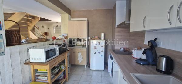 POITIERS – GIBAUDERIE – Une maison pleine de potentiel à découvrir !

Vous recherchez une maison avec jardin et extérieur, dans un environnement résidentiel à Poitiers ?
Cette maison mitoyenne d’environ 88 m² habitables, implantée sur une parcelle de 180 m², pourrait bien retenir votre attention !

Dès l’entrée, vous découvrirez une agréable pièce de vie d’environ 30 m², offrant un bel espace pour partager des moments en famille ou entre amis. La maison dispose également d’une cuisine indépendante, d’une salle d’eau et d’un WC séparé au rez-de-chaussée.

À l’étage, l’espace nuit se compose de trois chambres, dont une avec dressing et une troisième bénéficiant d’un accès direct à un balcon d’environ 7 m². Une seconde salle d’eau complète cet étage.

Des extérieurs appréciables:
L’un des atouts de cette maison réside dans ses différents espaces extérieurs avec un jardin et balcon vous permettront de profiter pleinement des beaux jours.

Un garage, actuellement utilisé comme buanderie, ainsi qu’une place de stationnement extérieure viennent compléter l’ensemble.

🔑 Les + du bien

✔️ Environ 88 m² habitables
✔️ 3 chambres
✔️ Jardin
✔️ Terrasse
✔️ Balcon d’environ 7 m²
✔️ Garage / buanderie
✔️ PVC double vitrage
✔️ Chaudière gaz de ville de 2010
✔️ Fibre optique
✔️ Tout-à-l’égout
✔️ Environnement résidentiel

📞 Vous souhaitez découvrir son potentiel ? Contactez-moi pour obtenir davantage d’informations et organiser une visite.

Belén Pérez Lemes – BSK Immobilier