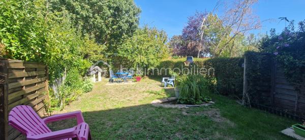 POITIERS – GIBAUDERIE – Une maison pleine de potentiel à découvrir !

Vous recherchez une maison avec jardin et extérieur, dans un environnement résidentiel à Poitiers ?
Cette maison mitoyenne d’environ 88 m² habitables, implantée sur une parcelle de 180 m², pourrait bien retenir votre attention !

Dès l’entrée, vous découvrirez une agréable pièce de vie d’environ 30 m², offrant un bel espace pour partager des moments en famille ou entre amis. La maison dispose également d’une cuisine indépendante, d’une salle d’eau et d’un WC séparé au rez-de-chaussée.

À l’étage, l’espace nuit se compose de trois chambres, dont une avec dressing et une troisième bénéficiant d’un accès direct à un balcon d’environ 7 m². Une seconde salle d’eau complète cet étage.

Des extérieurs appréciables:
L’un des atouts de cette maison réside dans ses différents espaces extérieurs avec un jardin et balcon vous permettront de profiter pleinement des beaux jours.

Un garage, actuellement utilisé comme buanderie, ainsi qu’une place de stationnement extérieure viennent compléter l’ensemble.

🔑 Les + du bien

✔️ Environ 88 m² habitables
✔️ 3 chambres
✔️ Jardin
✔️ Terrasse
✔️ Balcon d’environ 7 m²
✔️ Garage / buanderie
✔️ PVC double vitrage
✔️ Chaudière gaz de ville de 2010
✔️ Fibre optique
✔️ Tout-à-l’égout
✔️ Environnement résidentiel

📞 Vous souhaitez découvrir son potentiel ? Contactez-moi pour obtenir davantage d’informations et organiser une visite.

Belén Pérez Lemes – BSK Immobilier