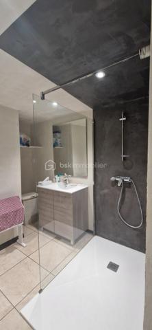 POITIERS – GIBAUDERIE – Une maison pleine de potentiel à découvrir !

Vous recherchez une maison avec jardin et extérieur, dans un environnement résidentiel à Poitiers ?
Cette maison mitoyenne d’environ 88 m² habitables, implantée sur une parcelle de 180 m², pourrait bien retenir votre attention !

Dès l’entrée, vous découvrirez une agréable pièce de vie d’environ 30 m², offrant un bel espace pour partager des moments en famille ou entre amis. La maison dispose également d’une cuisine indépendante, d’une salle d’eau et d’un WC séparé au rez-de-chaussée.

À l’étage, l’espace nuit se compose de trois chambres, dont une avec dressing et une troisième bénéficiant d’un accès direct à un balcon d’environ 7 m². Une seconde salle d’eau complète cet étage.

Des extérieurs appréciables:
L’un des atouts de cette maison réside dans ses différents espaces extérieurs avec un jardin et balcon vous permettront de profiter pleinement des beaux jours.

Un garage, actuellement utilisé comme buanderie, ainsi qu’une place de stationnement extérieure viennent compléter l’ensemble.

🔑 Les + du bien

✔️ Environ 88 m² habitables
✔️ 3 chambres
✔️ Jardin
✔️ Terrasse
✔️ Balcon d’environ 7 m²
✔️ Garage / buanderie
✔️ PVC double vitrage
✔️ Chaudière gaz de ville de 2010
✔️ Fibre optique
✔️ Tout-à-l’égout
✔️ Environnement résidentiel

📞 Vous souhaitez découvrir son potentiel ? Contactez-moi pour obtenir davantage d’informations et organiser une visite.

Belén Pérez Lemes – BSK Immobilier
