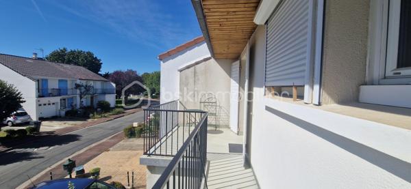 POITIERS – GIBAUDERIE – Une maison pleine de potentiel à découvrir !

Vous recherchez une maison avec jardin et extérieur, dans un environnement résidentiel à Poitiers ?
Cette maison mitoyenne d’environ 88 m² habitables, implantée sur une parcelle de 180 m², pourrait bien retenir votre attention !

Dès l’entrée, vous découvrirez une agréable pièce de vie d’environ 30 m², offrant un bel espace pour partager des moments en famille ou entre amis. La maison dispose également d’une cuisine indépendante, d’une salle d’eau et d’un WC séparé au rez-de-chaussée.

À l’étage, l’espace nuit se compose de trois chambres, dont une avec dressing et une troisième bénéficiant d’un accès direct à un balcon d’environ 7 m². Une seconde salle d’eau complète cet étage.

Des extérieurs appréciables:
L’un des atouts de cette maison réside dans ses différents espaces extérieurs avec un jardin et balcon vous permettront de profiter pleinement des beaux jours.

Un garage, actuellement utilisé comme buanderie, ainsi qu’une place de stationnement extérieure viennent compléter l’ensemble.

🔑 Les + du bien

✔️ Environ 88 m² habitables
✔️ 3 chambres
✔️ Jardin
✔️ Terrasse
✔️ Balcon d’environ 7 m²
✔️ Garage / buanderie
✔️ PVC double vitrage
✔️ Chaudière gaz de ville de 2010
✔️ Fibre optique
✔️ Tout-à-l’égout
✔️ Environnement résidentiel

📞 Vous souhaitez découvrir son potentiel ? Contactez-moi pour obtenir davantage d’informations et organiser une visite.

Belén Pérez Lemes – BSK Immobilier