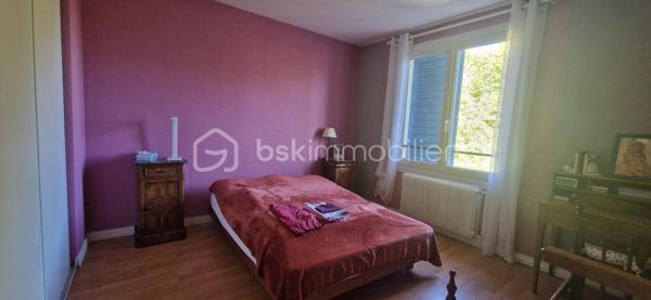 POITIERS – GIBAUDERIE – Une maison pleine de potentiel à découvrir !

Vous recherchez une maison avec jardin et extérieur, dans un environnement résidentiel à Poitiers ?
Cette maison mitoyenne d’environ 88 m² habitables, implantée sur une parcelle de 180 m², pourrait bien retenir votre attention !

Dès l’entrée, vous découvrirez une agréable pièce de vie d’environ 30 m², offrant un bel espace pour partager des moments en famille ou entre amis. La maison dispose également d’une cuisine indépendante, d’une salle d’eau et d’un WC séparé au rez-de-chaussée.

À l’étage, l’espace nuit se compose de trois chambres, dont une avec dressing et une troisième bénéficiant d’un accès direct à un balcon d’environ 7 m². Une seconde salle d’eau complète cet étage.

Des extérieurs appréciables:
L’un des atouts de cette maison réside dans ses différents espaces extérieurs avec un jardin et balcon vous permettront de profiter pleinement des beaux jours.

Un garage, actuellement utilisé comme buanderie, ainsi qu’une place de stationnement extérieure viennent compléter l’ensemble.

🔑 Les + du bien

✔️ Environ 88 m² habitables
✔️ 3 chambres
✔️ Jardin
✔️ Terrasse
✔️ Balcon d’environ 7 m²
✔️ Garage / buanderie
✔️ PVC double vitrage
✔️ Chaudière gaz de ville de 2010
✔️ Fibre optique
✔️ Tout-à-l’égout
✔️ Environnement résidentiel

📞 Vous souhaitez découvrir son potentiel ? Contactez-moi pour obtenir davantage d’informations et organiser une visite.

Belén Pérez Lemes – BSK Immobilier