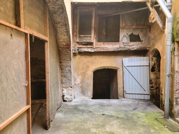 Maison plein centre, cave voûtée, terrasse, patio