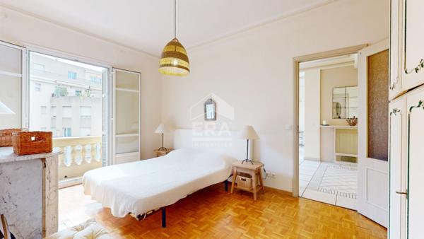 NICE - GAMBETTA : MAGNIFIQUE 3 PIÈCES TRAVERSANT DANS UN BEAU BOURGEOIS