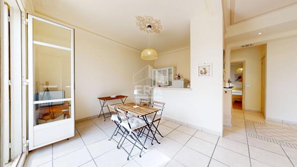 NICE - GAMBETTA : MAGNIFIQUE 3 PIÈCES TRAVERSANT DANS UN BEAU BOURGEOIS