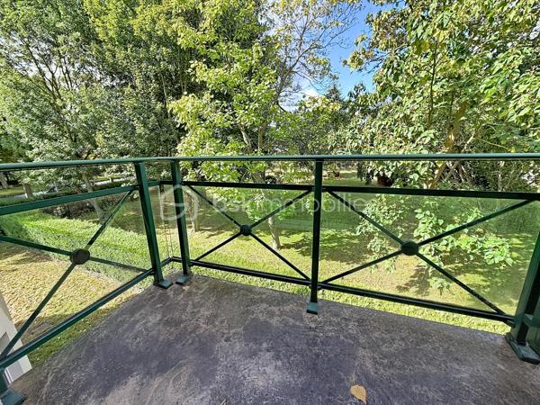 Nous vous proposons en EXCLUSIVITE ce studio situé à deux pas du campus 2 de Caen dans une résidence sécurisée de 1995 avec gardien qui se compose d'une entrée, d'une pièce de vie avec un coin cuisine et un accès sur un beau balcon sans vis-à-vis, une salle de bains avec wc. L'appartement dispose d'une place de parking privative. Proche des commerces, du tramway et des écoles cet appartement est l'idéal pour un étudiant ou pour un investissement locatif. Rare sur le secteur à voir au plus vite!