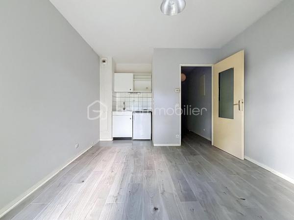 Nous vous proposons en EXCLUSIVITE ce studio situé à deux pas du campus 2 de Caen dans une résidence sécurisée de 1995 avec gardien qui se compose d'une entrée, d'une pièce de vie avec un coin cuisine et un accès sur un beau balcon sans vis-à-vis, une salle de bains avec wc. L'appartement dispose d'une place de parking privative. Proche des commerces, du tramway et des écoles cet appartement est l'idéal pour un étudiant ou pour un investissement locatif. Rare sur le secteur à voir au plus vite!