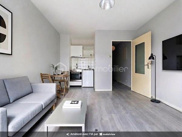 Nous vous proposons en EXCLUSIVITE ce studio situé à deux pas du campus 2 de Caen dans une résidence sécurisée de 1995 avec gardien qui se compose d'une entrée, d'une pièce de vie avec un coin cuisine et un accès sur un beau balcon sans vis-à-vis, une salle de bains avec wc. L'appartement dispose d'une place de parking privative. Proche des commerces, du tramway et des écoles cet appartement est l'idéal pour un étudiant ou pour un investissement locatif. Rare sur le secteur à voir au plus vite!