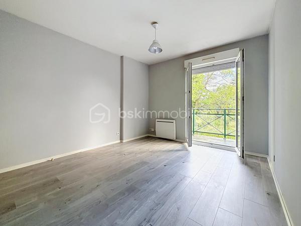 Nous vous proposons en EXCLUSIVITE ce studio situé à deux pas du campus 2 de Caen dans une résidence sécurisée de 1995 avec gardien qui se compose d'une entrée, d'une pièce de vie avec un coin cuisine et un accès sur un beau balcon sans vis-à-vis, une salle de bains avec wc. L'appartement dispose d'une place de parking privative. Proche des commerces, du tramway et des écoles cet appartement est l'idéal pour un étudiant ou pour un investissement locatif. Rare sur le secteur à voir au plus vite!