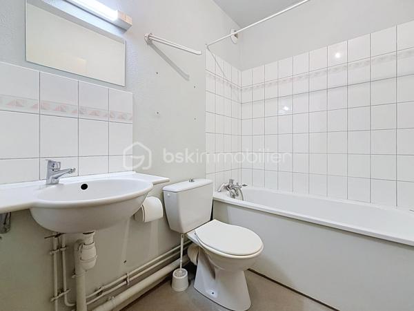 Nous vous proposons en EXCLUSIVITE ce studio situé à deux pas du campus 2 de Caen dans une résidence sécurisée de 1995 avec gardien qui se compose d'une entrée, d'une pièce de vie avec un coin cuisine et un accès sur un beau balcon sans vis-à-vis, une salle de bains avec wc. L'appartement dispose d'une place de parking privative. Proche des commerces, du tramway et des écoles cet appartement est l'idéal pour un étudiant ou pour un investissement locatif. Rare sur le secteur à voir au plus vite!