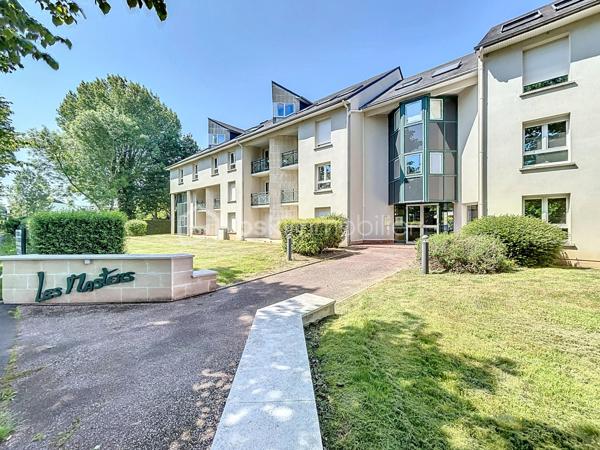 Nous vous proposons en EXCLUSIVITE ce studio situé à deux pas du campus 2 de Caen dans une résidence sécurisée de 1995 avec gardien qui se compose d'une entrée, d'une pièce de vie avec un coin cuisine et un accès sur un beau balcon sans vis-à-vis, une salle de bains avec wc. L'appartement dispose d'une place de parking privative. Proche des commerces, du tramway et des écoles cet appartement est l'idéal pour un étudiant ou pour un investissement locatif. Rare sur le secteur à voir au plus vite!