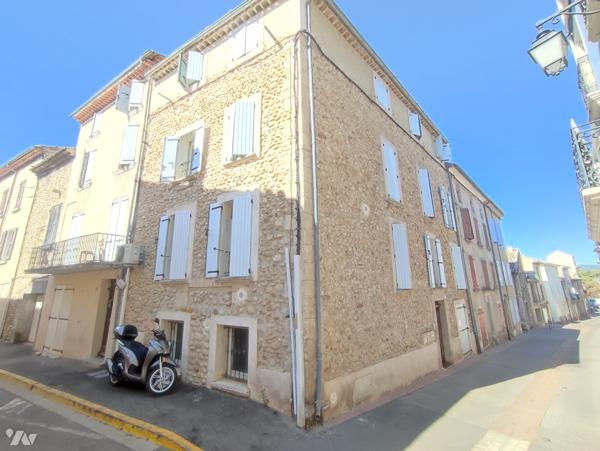 Investissement : immeuble rénové avec un local professionnel et deux appartements.