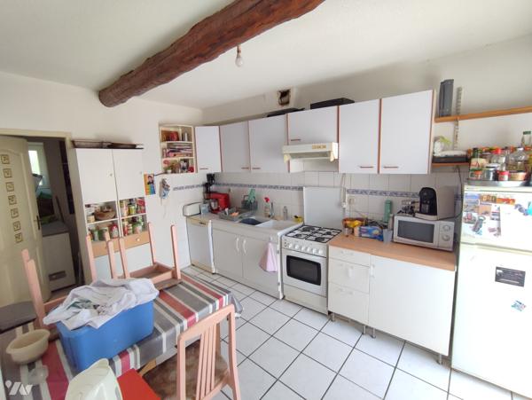 Investissement : immeuble rénové avec un local professionnel et deux appartements.