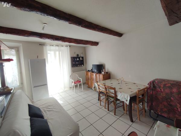 Investissement : immeuble rénové avec un local professionnel et deux appartements.