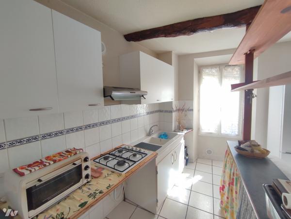 Investissement : immeuble rénové avec un local professionnel et deux appartements.