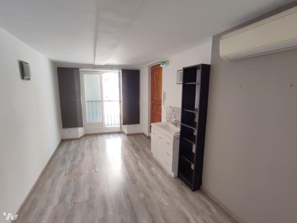 Investissement : immeuble rénové avec un local professionnel et deux appartements.