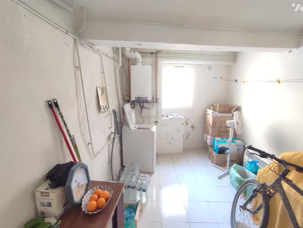 Investissement : immeuble rénové avec un local professionnel et deux appartements.