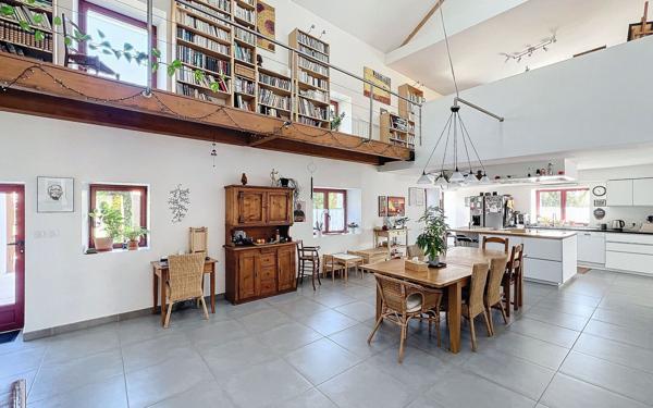 Maison à vendre    6 pièces • 235 m2 Vulbens