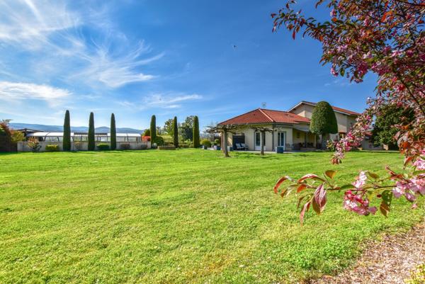 Propriété de charme avec piscine, vue montagnes et terrain paysagé !