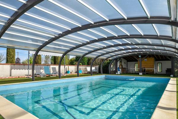 Propriété de charme avec piscine, vue montagnes et terrain paysagé !