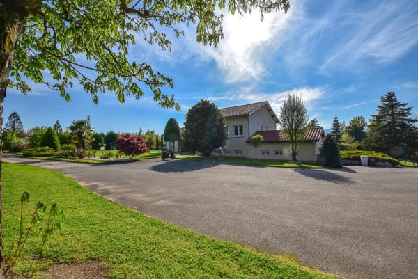 Propriété de charme avec piscine, vue montagnes et terrain paysagé !