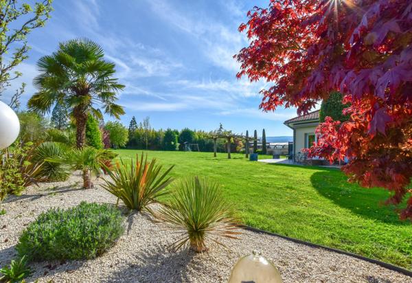 Propriété de charme avec piscine, vue montagnes et terrain paysagé !