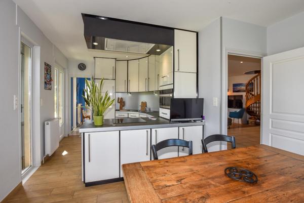 Propriété de charme avec piscine, vue montagnes et terrain paysagé !