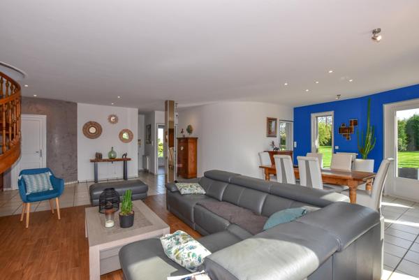 Propriété de charme avec piscine, vue montagnes et terrain paysagé !