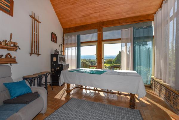 Propriété de charme avec piscine, vue montagnes et terrain paysagé !