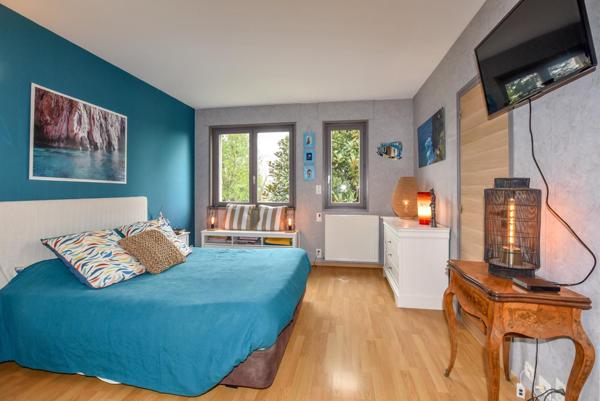 Propriété de charme avec piscine, vue montagnes et terrain paysagé !