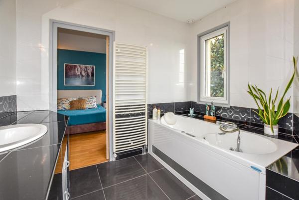 Propriété de charme avec piscine, vue montagnes et terrain paysagé !