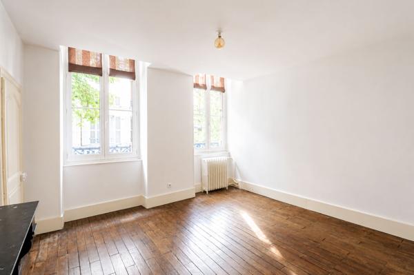 Immeuble Nevers 4 appartements + un local commercial, hyper centre de Nevers, 2h30 PARIS