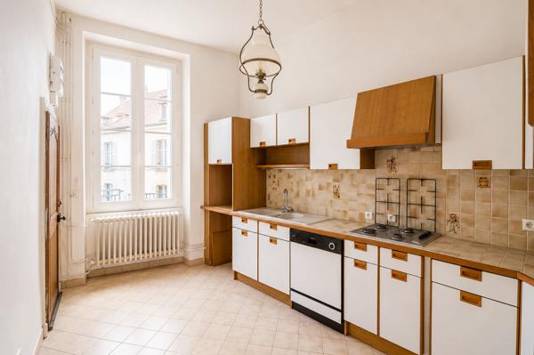 Immeuble Nevers 4 appartements + un local commercial, hyper centre de Nevers, 2h30 PARIS