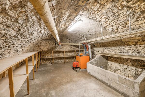 Immeuble Nevers 4 appartements + un local commercial, hyper centre de Nevers, 2h30 PARIS