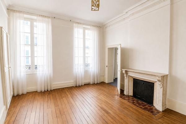 Immeuble Nevers 4 appartements + un local commercial, hyper centre de Nevers, 2h30 PARIS