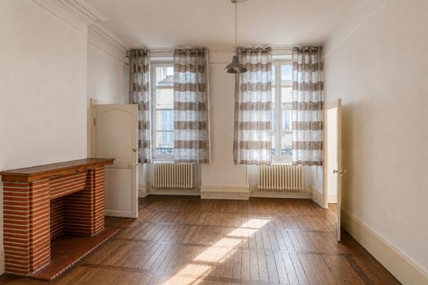 Immeuble Nevers 4 appartements + un local commercial, hyper centre de Nevers, 2h30 PARIS