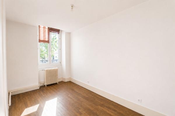 Immeuble Nevers 4 appartements + un local commercial, hyper centre de Nevers, 2h30 PARIS