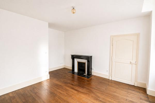 Immeuble Nevers 4 appartements + un local commercial, hyper centre de Nevers, 2h30 PARIS