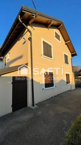 Maison de ville avec jardin et 2 grands garages