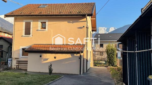 Maison de ville avec jardin et 2 grands garages